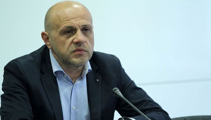 Вицепремиерът Томислав Дончев изрази увереност, че МВР ще се справи с поставения по-дълъг срок, но направи уговорката, че дори МВР да успее, подмяната на документите няма да стане изведнъж Вицепремиерът Томислав Дончев изрази увереност, че МВР ще се справи с поставения по-дълъг срок, но направи уговорката, че дори МВР да успее, подмяната на документите няма да стане изведнъж