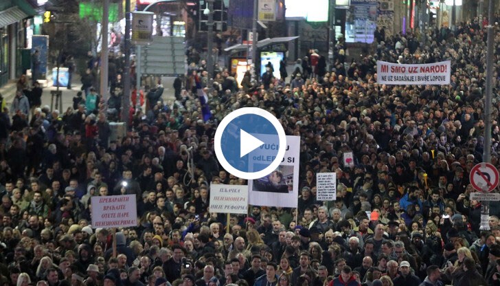 Демонстрантите облепиха улиците на Белград с плакати срещу властта