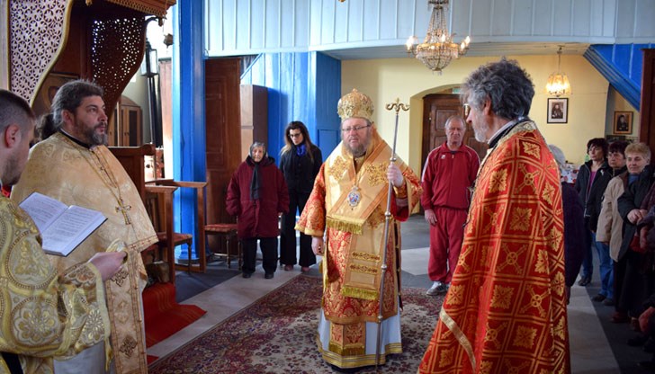 Негово Високопреосвещенство Русенски митрополит Наум отслужи св. литургия в храм „Св. Димитър Басарбовски”