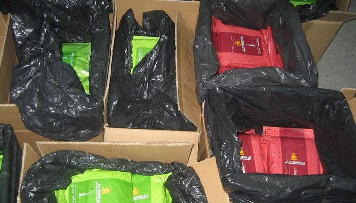 Става въпрос за кутии с тютюн за наргиле, които са без бандерол /Снимката е илюстративна// Става въпрос за кутии с тютюн за наргиле, които са без бандерол /Снимката е илюстративна//