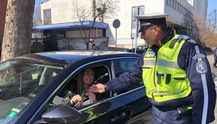 Не се притеснявайте, ако полицай ви извади палка и ви накара да отбиете – няма да ви пишат акт