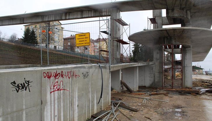 Графити "украсиха" съоръжението от страната към река Дунав