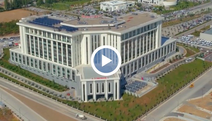 Болничният комплекс притежава най-голямата лаборатория в Турция, както и две площадки за хеликоптери линейки