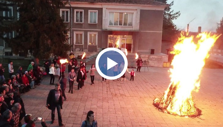 По традиция беше запален огън, около който се изви кръшно хоро