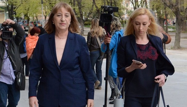 "Едновременно с подаването на оставка съм заявила и молба да ми бъде разрешен годишен отпуск докато оставката бъде гласувана в Народното събрание"