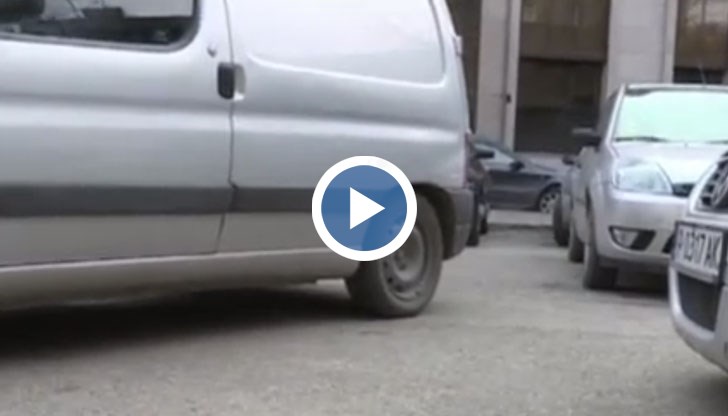Румънски гражданин удря колата на русенка на паркинга на търговски център, след което ѝ иска 50 лева за нанесени щети