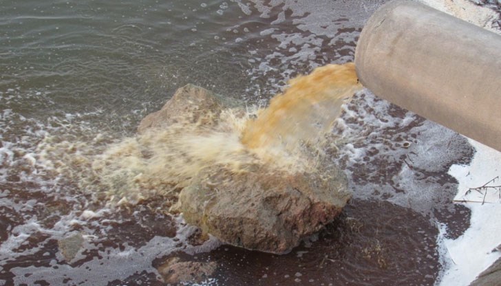 Нарушенията са констатирани при извънредна проверка по сигнал за изтичане на цветни води в река Дунав