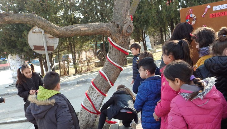 Стародавната българска традиция отново събра млади и стари в центъра на града