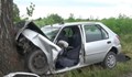 Шофьор се блъсна в крайпътно дърво и избяга