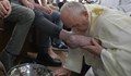 Папа Франциск изми краката на 12 затворници