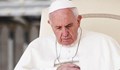 Папа Франциск се моли за парижани