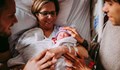 61-годишна американка износи бебето на сина си