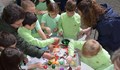 Ученици боядисваха яйца в храм „Света Троица”