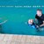 Плувец вдига на крака деца с парализа