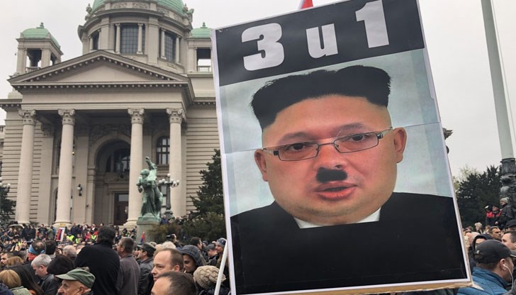 Протестиращите пеят “Пада влада”