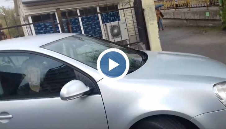 Жена им показа среден пръст, а шофьорът до нея извърши нарушение