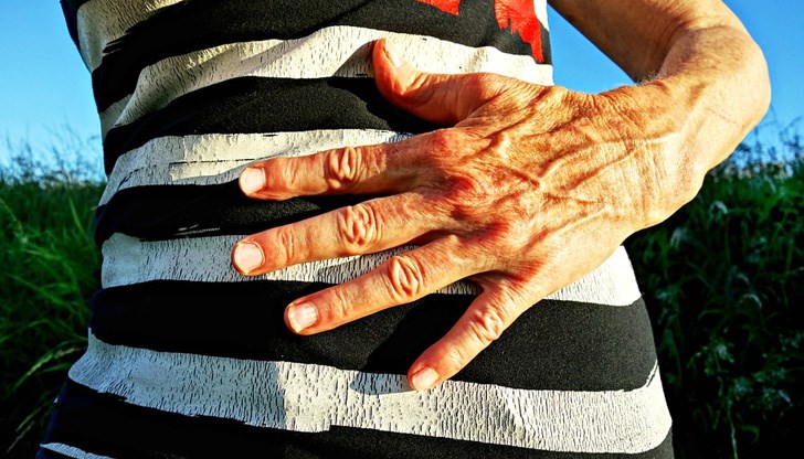 Поставете лявата си ръка върху стомаха и реакцията му ще покаже верните отговори