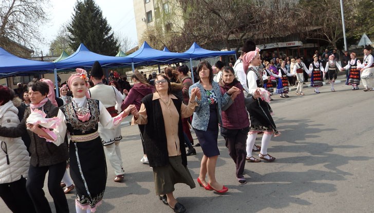По стара българска традиция всички присъстващи бяха посрещнати с питка и шарена сол и получиха паметна юбилейна значка от момичета, облечени в народни носии
