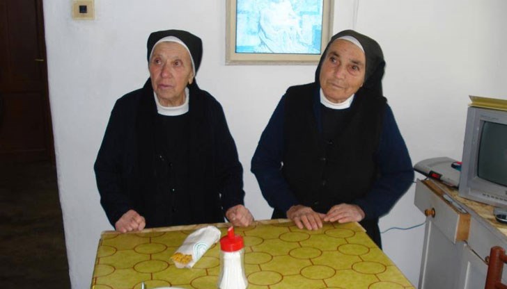 Това са двете сестри от ордена на евхаристинките – 82-годишната сестра Бернадета и 90-годишната Василия