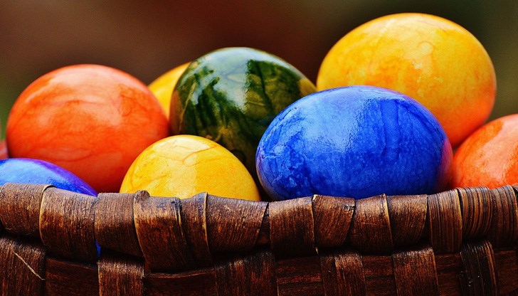 Слънцето грее, бият камбани, в топла молитва всички са сбрани