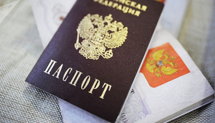 Жителите на самопровъзгласената Луганска народна република (ЛНР) са образували опашки, за да подадат документи за получаване на руско гражданство