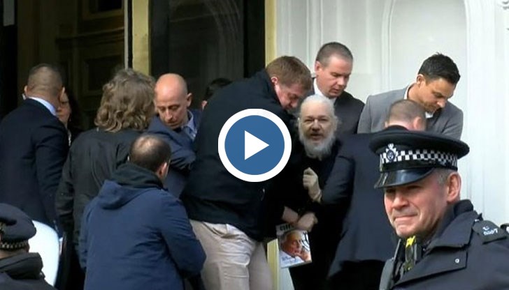 Съоснователят на Уикилийкс бе буквално изнесен на ръце от сградата на посолството на Еквадор в Лондон
