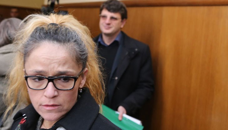 Очаква се днес да стане ясно писал ли е друг човек в личния й тефтер