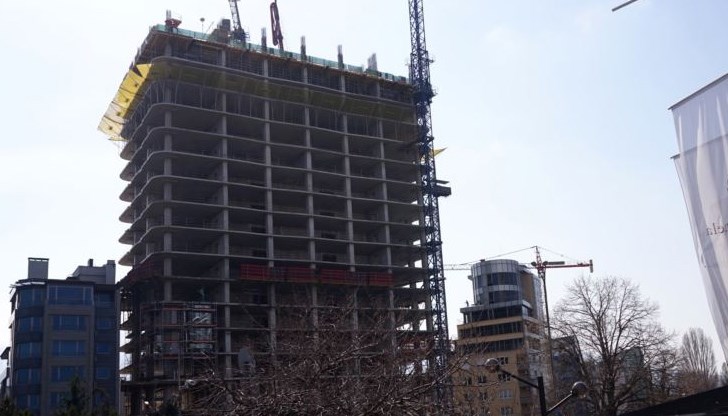 Първата лъжа е, че сградата се строи законно. Първата лъжа е, че сградата се строи законно.