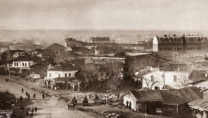 Тогава София има само 11 650 жители, кални и криви улици, докато Русе е с 26 000