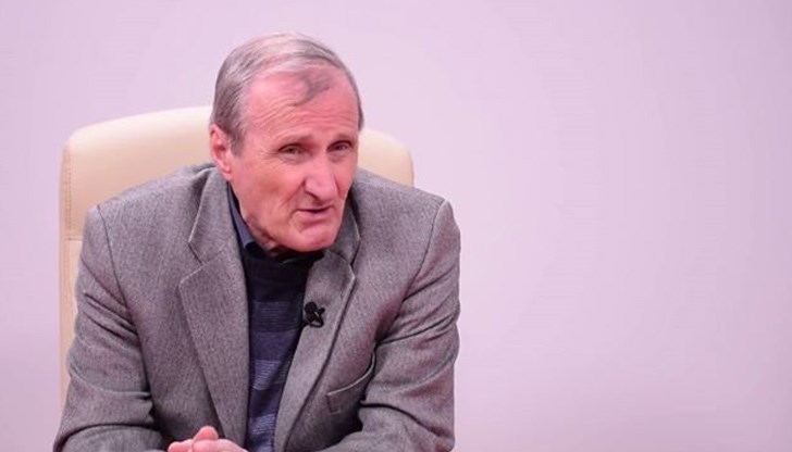 Той „реже клони“ за да се спре пътя на огъня, но моментът е изпуснат