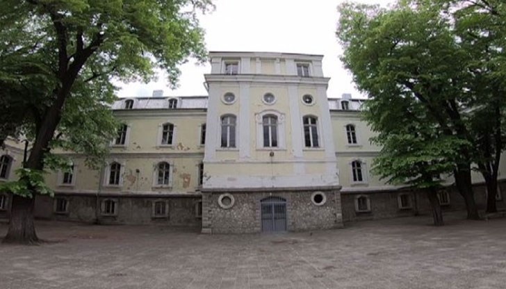 В класните стаи на гимназията уроци са преподавали Йоаким Груев, Петко Каравелов, Петко Славейков и Златю Бояджиев