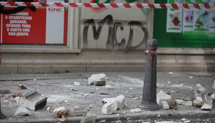 Огромните късове са паднали на тротоара от тераса Огромните късове са паднали на тротоара от тераса