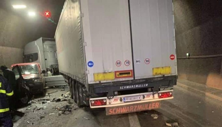 Челен удар между кола и ТИР, има пострадал Челен удар между кола и ТИР, има пострадал