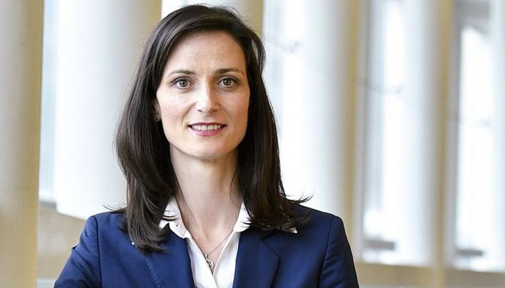 Тя говори за суперкомпютри и дигитализация, а помни ли болките и проблемите на хората от Хаджидимово