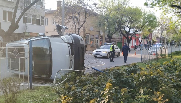 23-годишният мъж заявил на полицаите, че докато е шофирал предното му колело е блокирало и е изгубил управление над автомобила