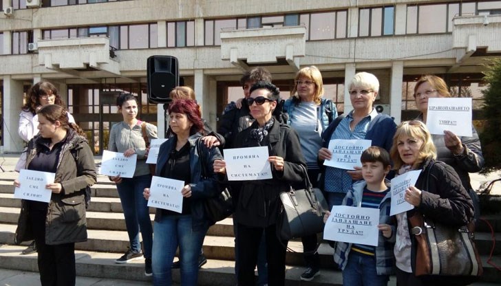 Отправиха своите искания пред сградата на Община Русе