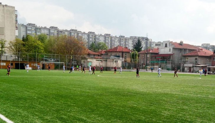 Мачът, игран на изкуствения терен на спортен комплекс „Дунав“, премина при подчертаното надмощие на домакините
