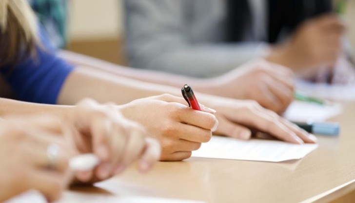 Учителите и директорът са безпомощни и унизени