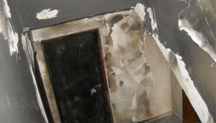 Запалването е започнало от входната врата на жилището, която вероятно е била залята със запалителна течност