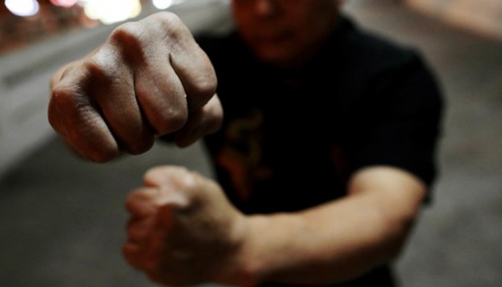 Бабаитът прескочил оградата на къщата и започнал да налага бабата с юмруци и ритници