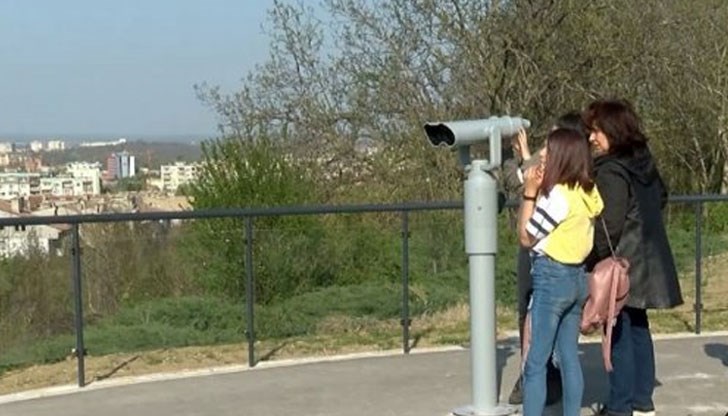 Готова е панорамна площадка в подножието на телевизионната кула, където са монтирани два бинокъла за наблюдение Готова е панорамна площадка в подножието на телевизионната кула, където са монтирани два бинокъла за наблюдение