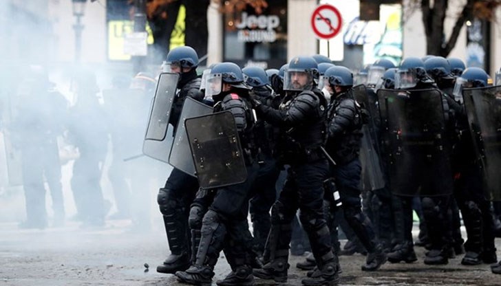 Полицията блокира емблематичния булевард „Шанз Елизе“, превърнал се в арена на сблъсъци и бунтове при предишни демонстрации Полицията блокира емблематичния булевард „Шанз Елизе“, превърнал се в арена на сблъсъци и бунтове при предишни демонстрации