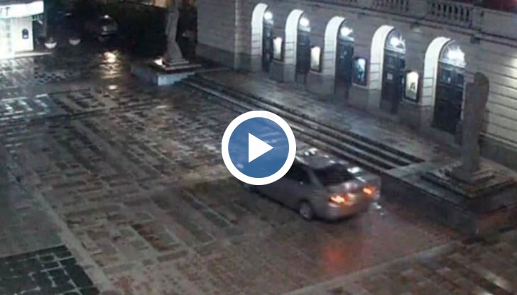 Момче, взело колата на майка си, премина през централния площад на Русе