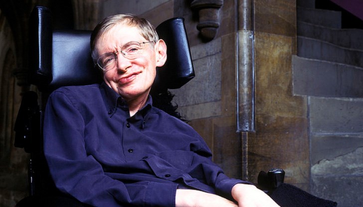 Според Хокинг малки черни дупки са се слели и са образували тъмна материя