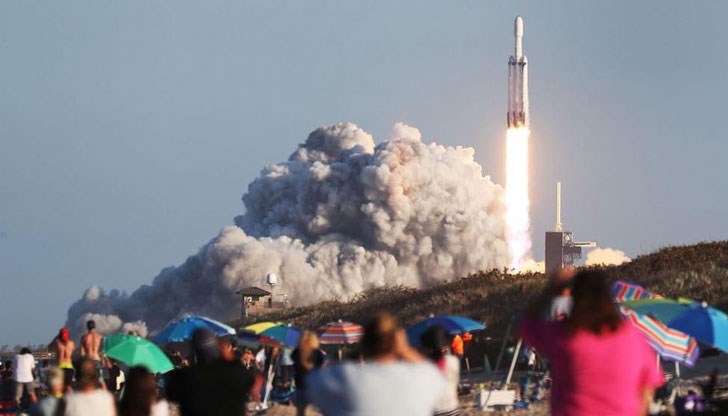 И трите бустера на ракетата "Фалкон хеви", която беше изстреляна от компанията "Спейс екс" (SpaceX) в четвъртък вечер от космодрума Кейп Канаверал във Флорида, се приземиха успешно