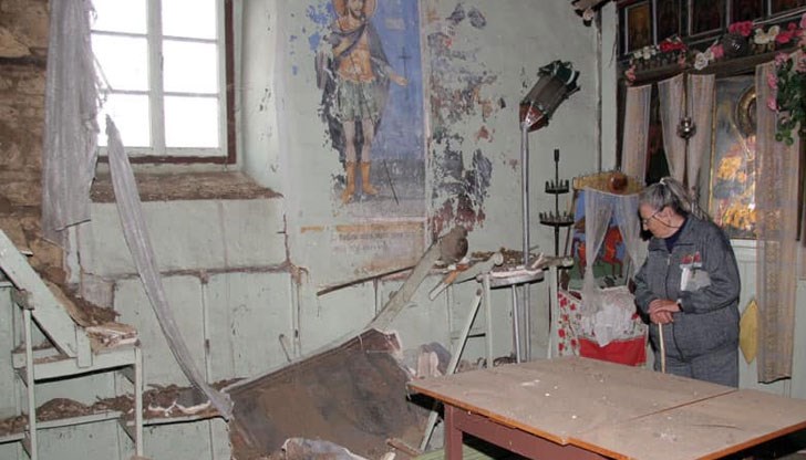 Мълчи и търпи Българино, има кой да краде и руши! Мълчи и търпи! Мълчи и търпи Българино, има кой да краде и руши! Мълчи и търпи!