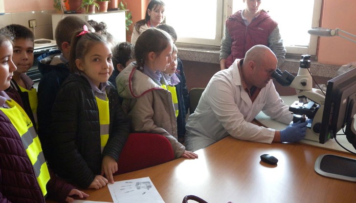 Децата се запознаха с някои действията на експертите от МВР по време на първите етапи от разследването на престъпления