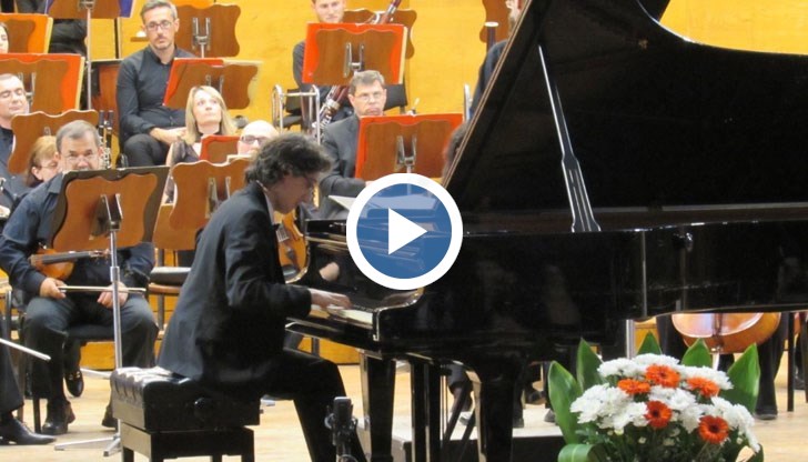 Това е първият рецитал на младия пианист в родния му град