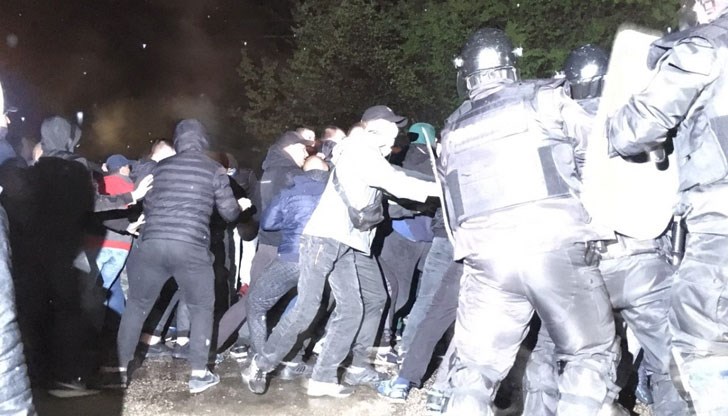 Чупят се стъкла, замерят жандармерията с камъни, има ранени, сред тях и журналисти