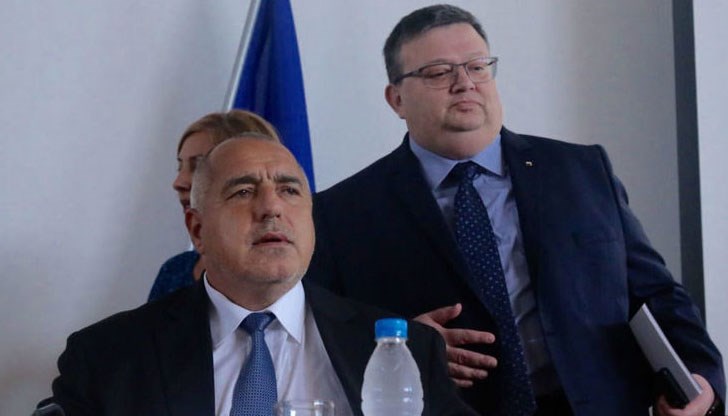 Шефът на КПКОНПИ бе пратен спешно в отпуска. Прокуратурата образува проверки и на шефа на ВКС, и на зам. главния прокурор Сарафов